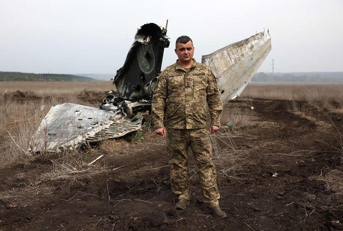 Een soldaat poseert naast de overblijfselen van een vliegtuig. Beeld ter illustratie.
