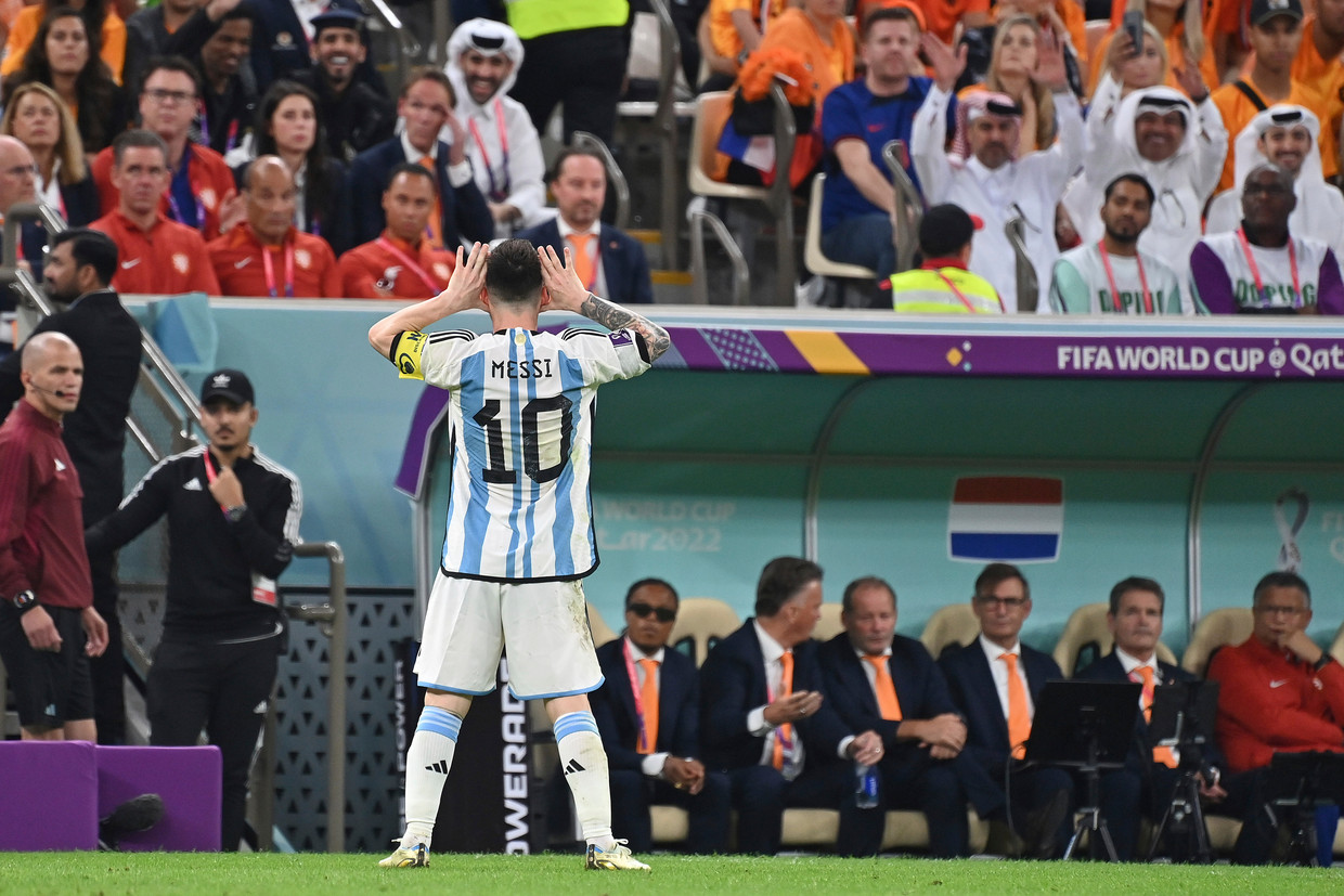 Lionel Messi daagt de Nederlandse bank uit tijdens de gewonnen kwartfinale in het Lusail-stadion in Doha. Beeld Reporters / DPA