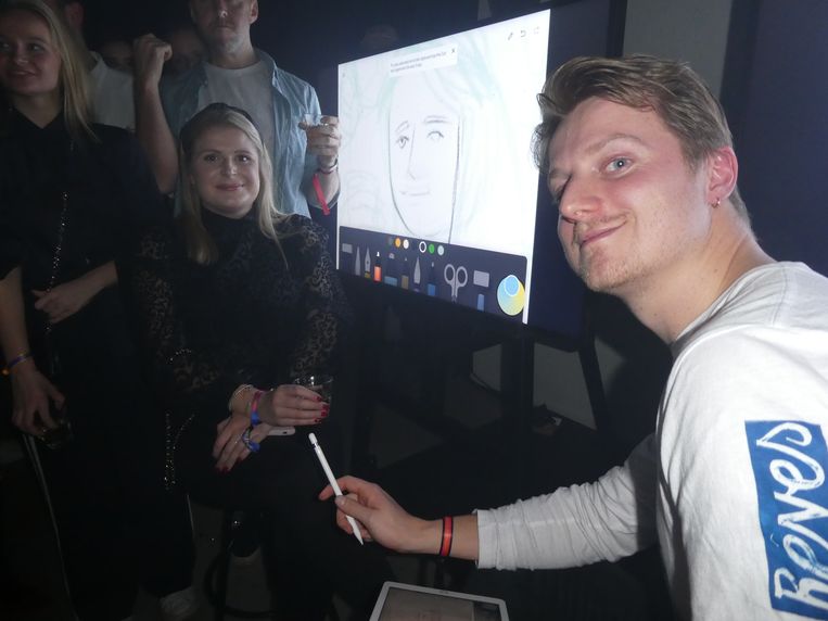 Anna Chadderton (digital media in Londen) wordt digital geschetst door tekenaar Tijmen Snelderwaard. Beeld Hans van der Beek