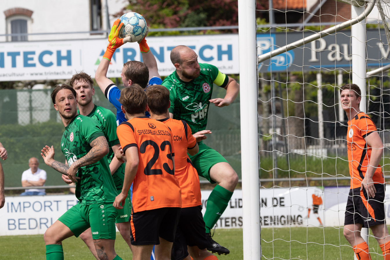 MASV stijf van de zenuwen, 'betonvoetbal’ De Bataven verpest Arnhems