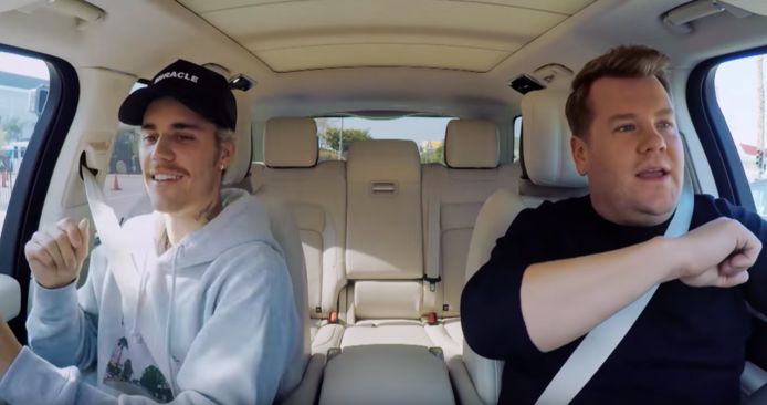 Justin Bieber en James Corden in 'Carpool Karaoke'.