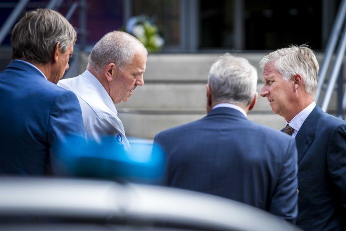 Koning Filip van België (r) tijdens zijn bezoek aan het politiebureau van Spa, vanmiddag, met naast hem (v.l.n.r.) minister van Binnenlandse Zaken Jan Jambon, provinciegouverneur Hervé Jamar en burgemeester Joseph Houssa.
