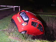 Auto belandt in sloot in Kamperland