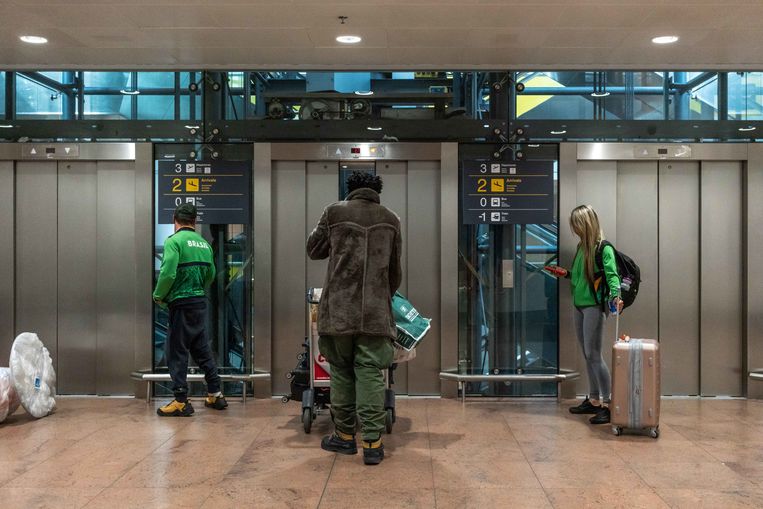 75 SDF vivent à l’aéroport de Zaventem, déguisés en voyageurs