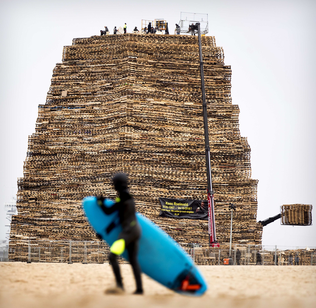 De opbouw van het vreugdevuur in Scheveningen. Beeld ANP