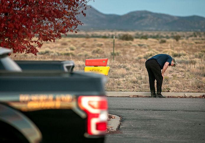 Alec Baldwin sur le parking devant les bureaux du shérif du comté de Santa Fe, sur Camino Justicia, après avoir été interrogé au sujet de la fusillade survenue plus tôt dans la journée sur le plateau de tournage.