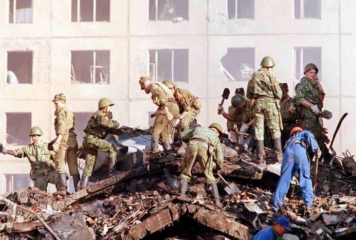 14 september 1999: reddingswerkers zoeken naar doden en overlevenden, een dag na de aanslag op een appartementsgebouw in Moskou.