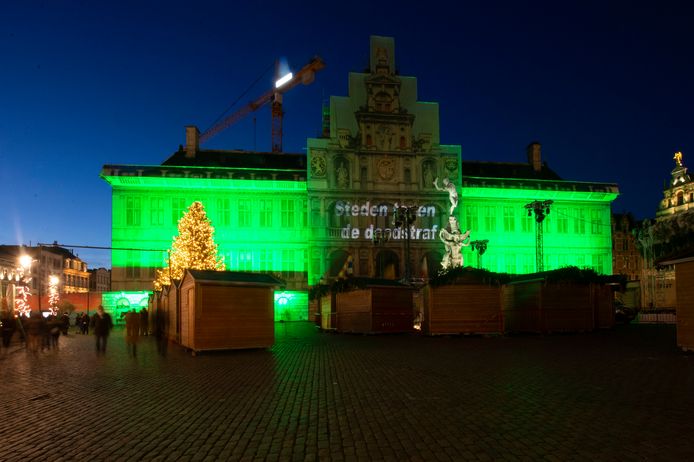 Het stadhuis van Antwerpen kleurde vrijdagavond groen.