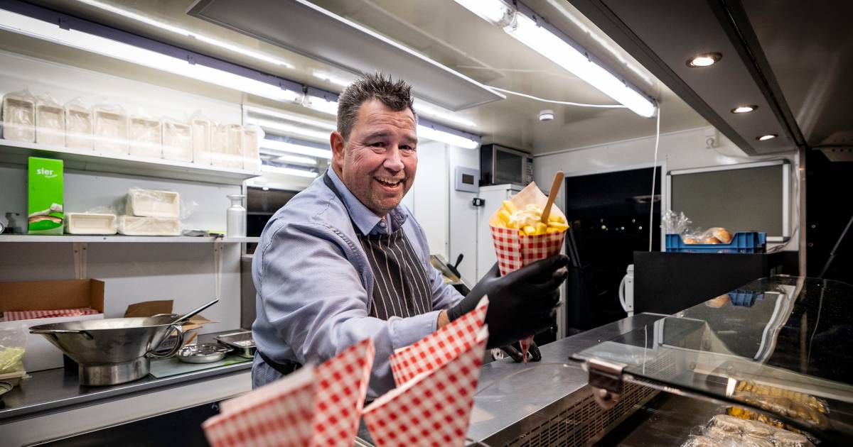 Patrick uit Denekamp kon voor 50ste verjaardag geen frietkar vinden, dus koopt hij er zelf maar eent