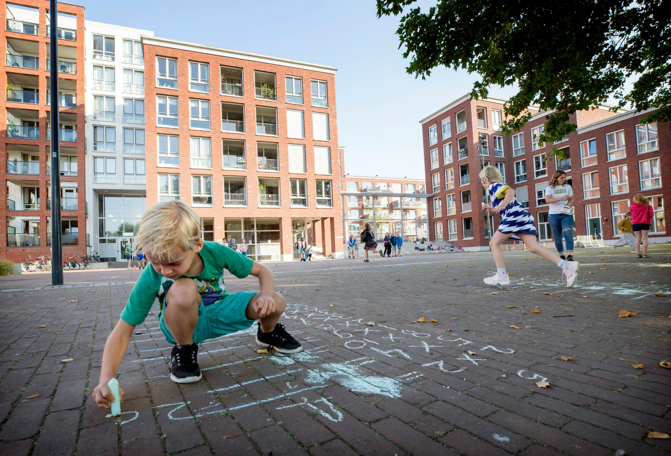 documentaire B olie Bijna dood Tafeltjes maken en letters leren op de stoep tijdens de buitenlesdag in  Breda | Foto | bndestem.nl