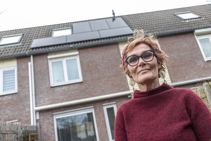 Woningbouwvereniging SWZ verdient aan zonnepanelen van sociale huurders in Zwolle, heeft Ria Wittenaar uitgerekend. De Zwolse heeft de zonnepanelen op het dak van haar huurhuis zelf gekocht.