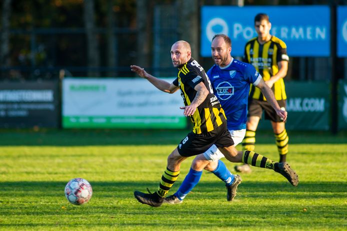 Dominique Scholten is namens Woezik in achtervolging op Joey Koopman van Columbia.