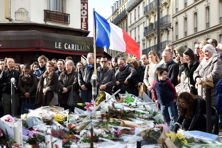 Een stiltemoment enkele dagen na de aanslag aan het Parijse café Le Carillon. Beeld AFP
