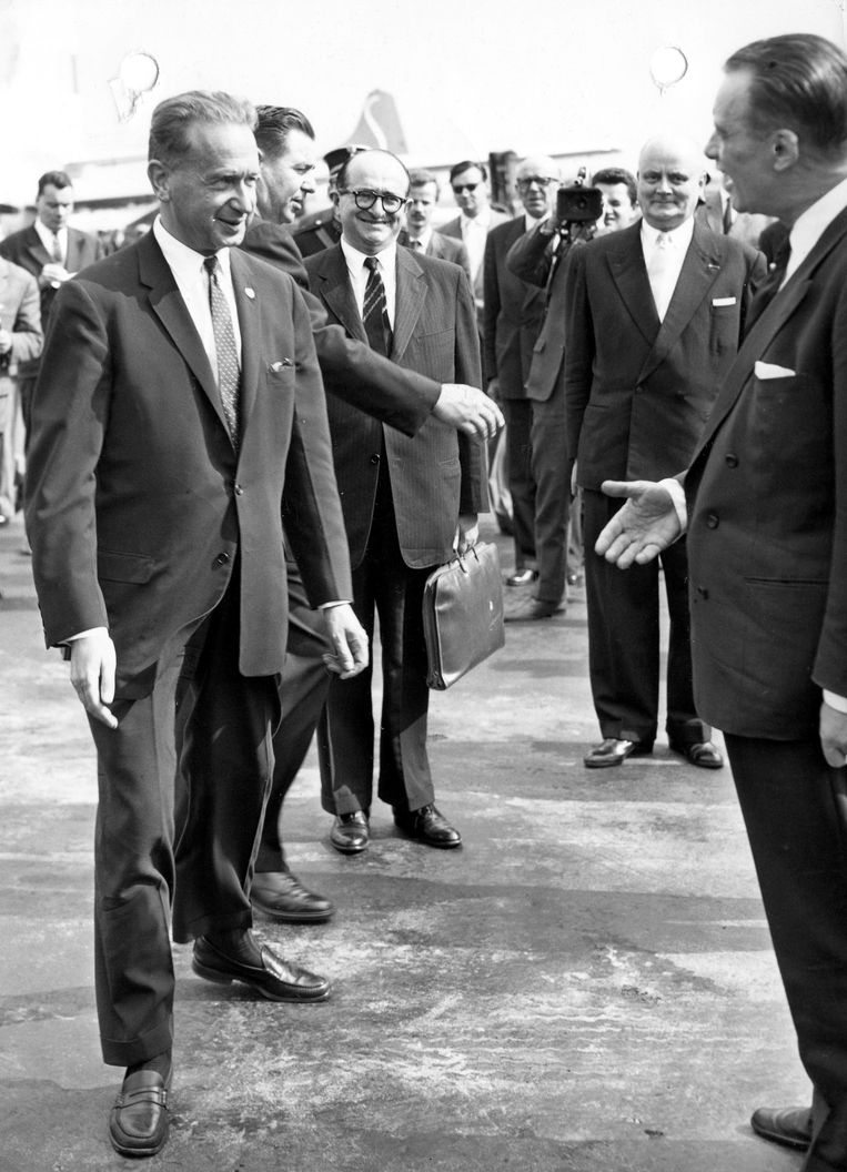 VN-secretaris-generaal Dag Hammarskjöld op 27 juli 1960 met minister van Buitenlandse Zaken Pierre Wigny. Beeld BELGAIMAGE
