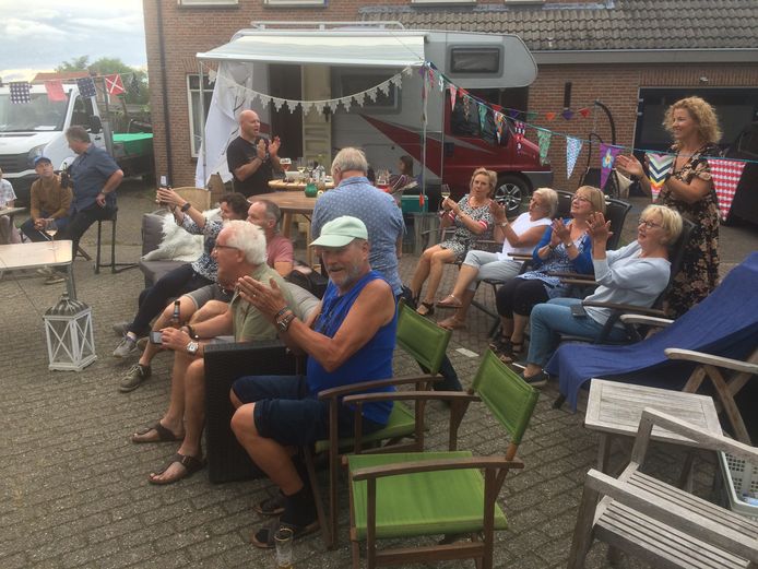 In de megense Wilgenstraat genieten oudere jongeren van de online-versie van Lulboompop.