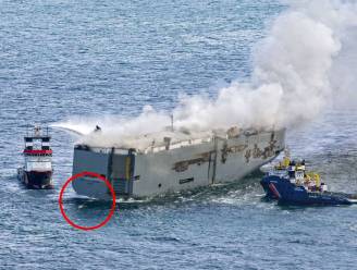 Nieuwe sleepboot moet voorkomen dat brandend vrachtschip verder afdrijft