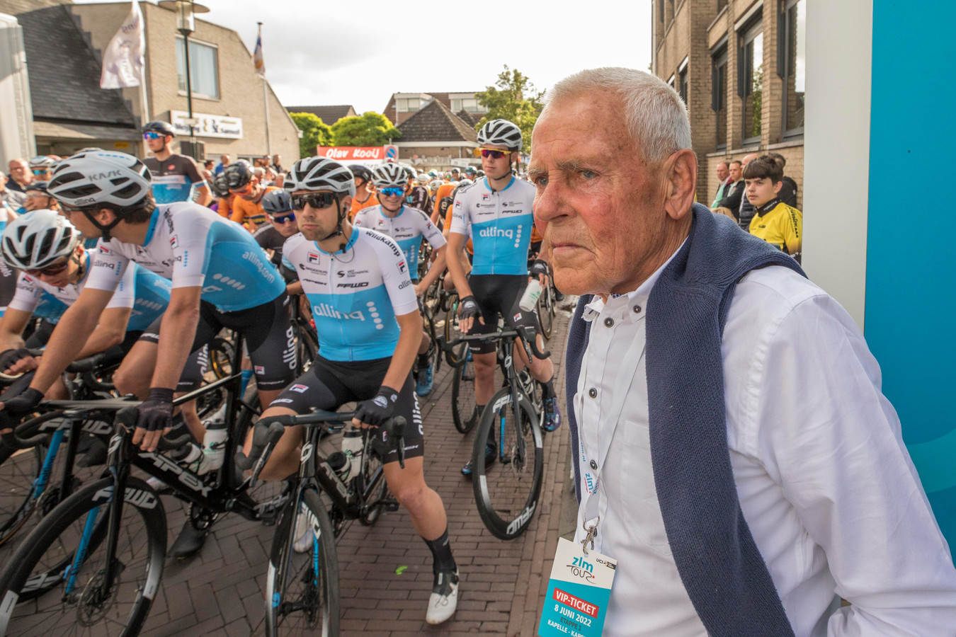 Jo de Roo loste vorige week nog het startschot bij de etappe van de ZLM Tour in Kapelle. Zondag is de toertocht die zijn naam draagt.