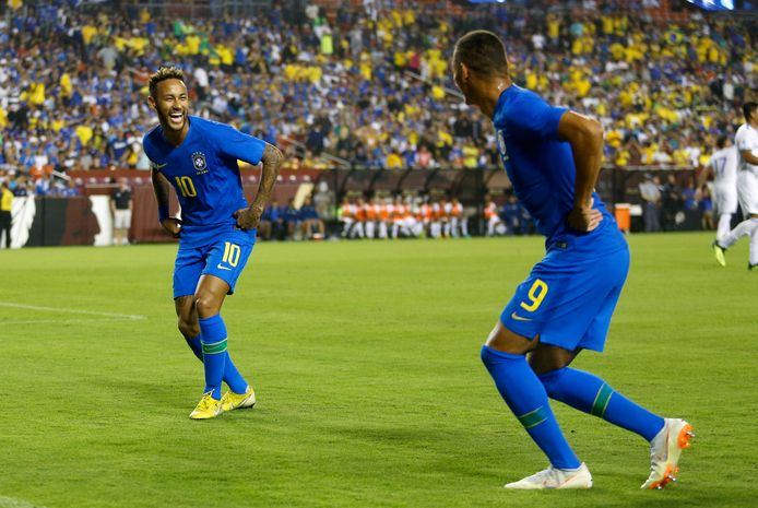 Neymar aan het feest met Richarlison.