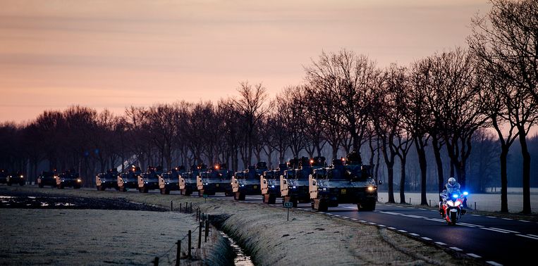 Een kolonne van de landmacht in de buurt van Steenwijk. De krijgsmacht moet zichtbaarder worden, meldt de Defensienota 2018. Beeld ANP
