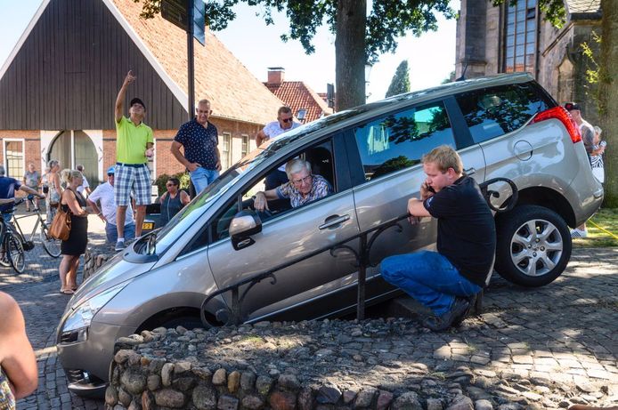 Een ouder echtpaar dacht via een uitgang de tijdelijke parkeerplaats op het Kerkplein te kunnen verlaten.