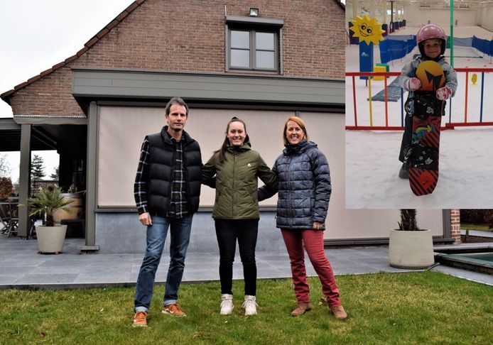 Evy Poppe met haar ouders voor het ouderlijk huis in Zelzate. Inzet: de kleine Evy met haar snowboard.