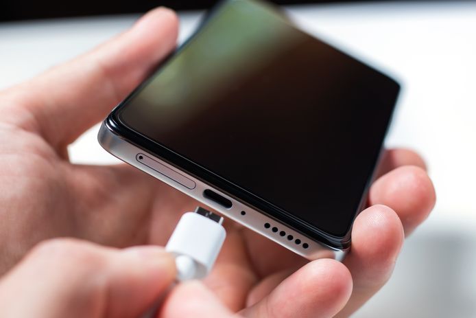 Batterij van je laptop of smartphone in topvorm houden? Vijf tips om hun levensduur maximaal te verlengen.