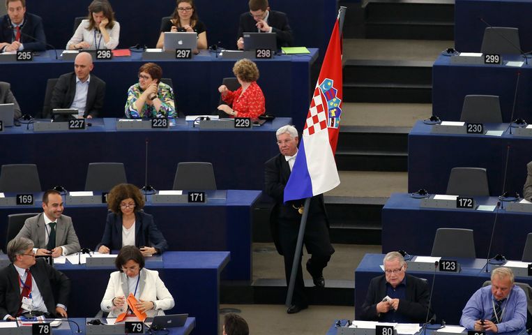 De Kroatische vlag wordt binnengedragen op een bijeenkomst in Straatsburg ter verwelkoming van Kroatië als het 28ste lid van de Europese Unie in 2013.   Beeld Vincent Kessler / Reuters