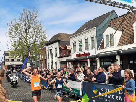 Van Zetten en Van der Lugt finishen hand in hand bij Marathon Zeeuws-Vlaanderen