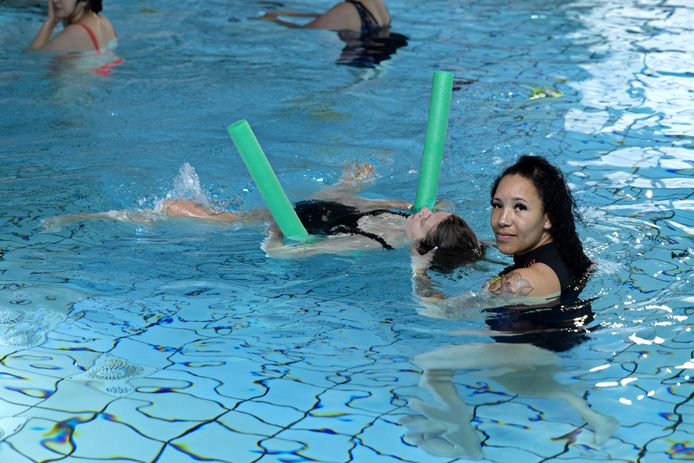 Eucheline Ribreemus geeft zwemles aan vrouwen in zwembad West.