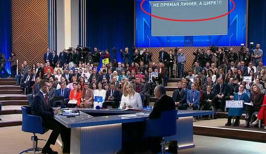 ▶ Kremlin krijgt ongewenste boodschappen op groot scherm: ‘Vladimir, het is al vrijdag. Mogen we de drank opentrekken?’