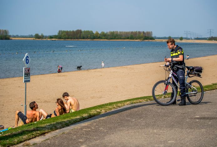 Politie op een zomerse dag.