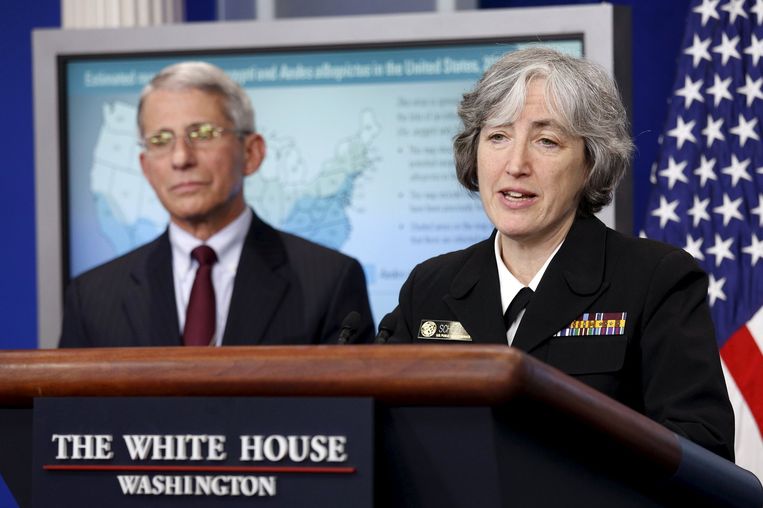 Anthony Fauci (links) van het National Institute for Allergy and Infectious Disease, en Anne Schuchat van het Amerikaanse gezondheidsinstituut CDC, vandaag tijdens een persconferentie. Beeld reuters