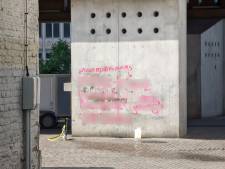 “Moordenaars”: namen van Reuzegommers met graffiti aangebracht (en alweer verwijderd) onder Gentse Stadshal