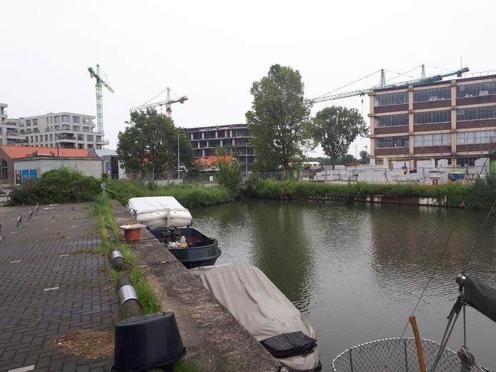 De boot waar het voorval zich afspeelde lag aan deze kade in Amsterdam. Het vaartuig is inmiddels weggesleept