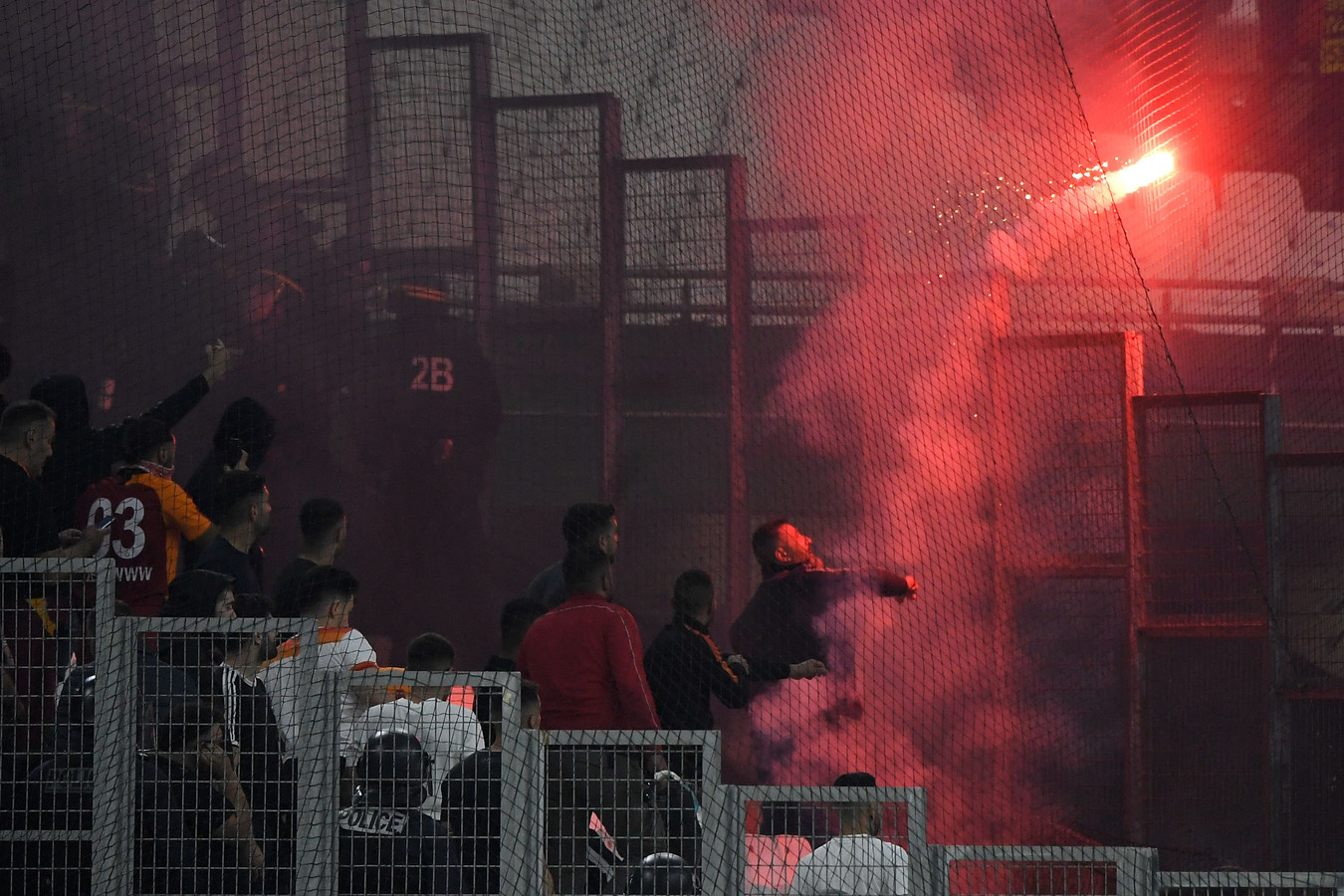 Vuurwerk tijdens het duel tussen Olympique Marseille en Galatasaray.