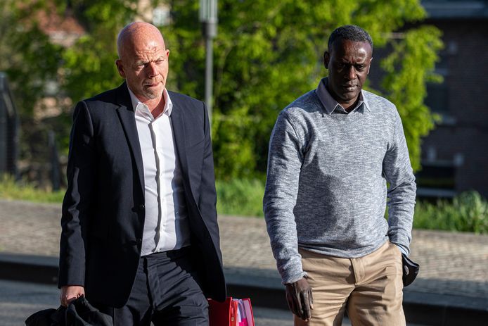 De vader van Sanda Dia, Ousmane ‘Papis’ Dia (rechts) met zijn advocaat Sven Mary op 22 april.