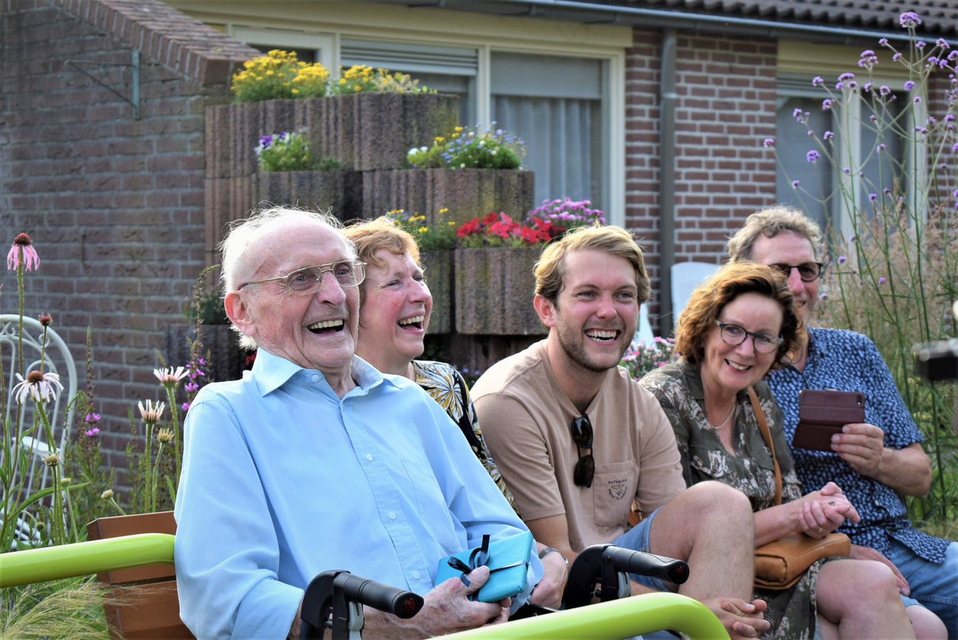 Willem Beernink (93) op zijn verjaardag verrast met akoestisch optreden van lievelingsband Boh