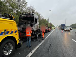 Vrachtwagen vat vlam op A2 bij Best: dichte rijstrook zorgt voor vertraging