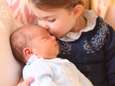 Vertederend: Kate deelt foto's van prins Louis en jarige Charlotte die broertje kust 