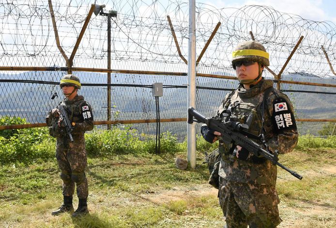 Twee Zuid-Koreaanse soldaten op wacht langs de grens met Noord-Korea.