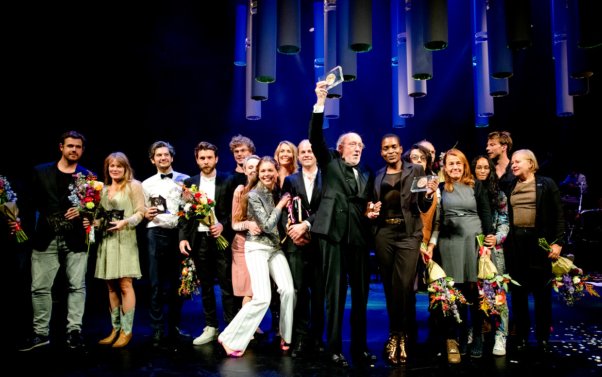 Groepsfoto met alle winnaars tijdens de de uitreiking van de VSCD toneelprijzen in de Stadsschouwburg. Beeld ANP