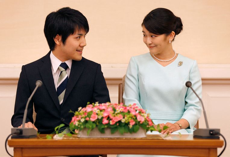 Prinses Mako en Kei Komuro bij de aankondiging van hun huwelijk, in september 2017. Vandaag is het dan echt zover.  Beeld AFP