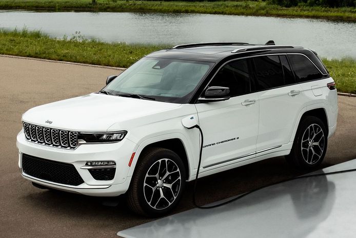Met een volgeladen accupakket zou de Grand Cherokee - zo claimt Jeep - tot 51 kilometer per laadbeurt elektrisch kunnen rijden