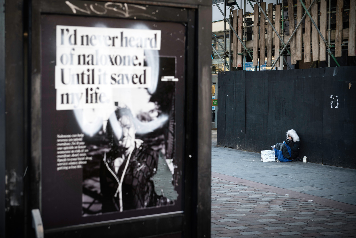 Een poster in het straatbeeld van Glasgow herinnert passanten aan het belang van naloxone bij een overdosis. Naloxone brengt de persoon met een opiatenoverdosis tijdelijk weer bij. Beeld Bram Lammers
