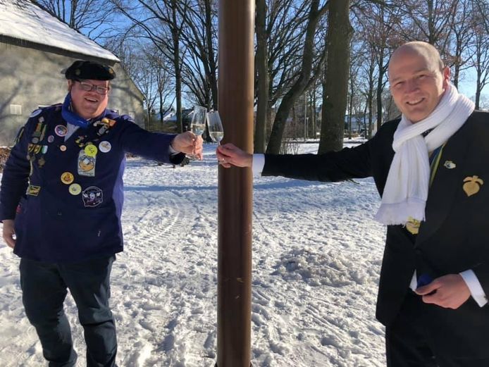 SOK-voorzitter Martijn Baarendse (rechts) proostte vorig jaar met oud-Prins Carnaval Jos van Baast  tijdens de sobere start van carnaval in Berkel-Enschot.