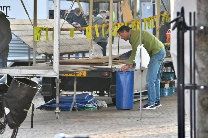 Marktkooplieden ruimen door het bericht hun spullen eerder op.