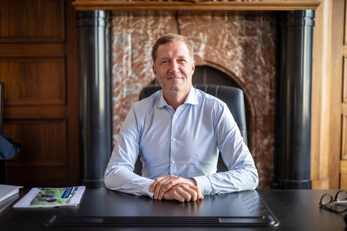 Paul Magnette aan zijn bureau in het stadhuis van Charleroi