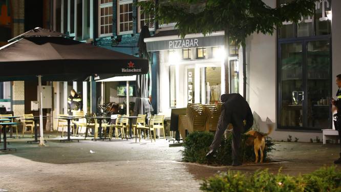 Personeel pizzeria in Zwolle rent na schietpartij overstuur naar binnen: ‘Ze stonden naast ons terras’