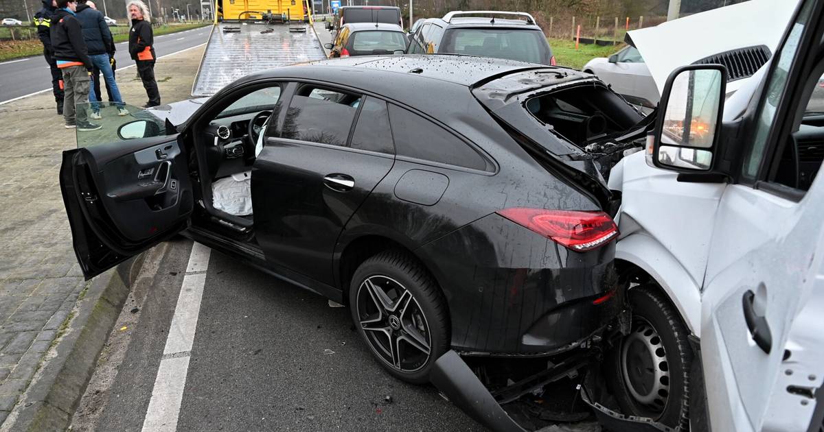Twee gewonden bij botsing met vijf voertuigen in Tilburg.
