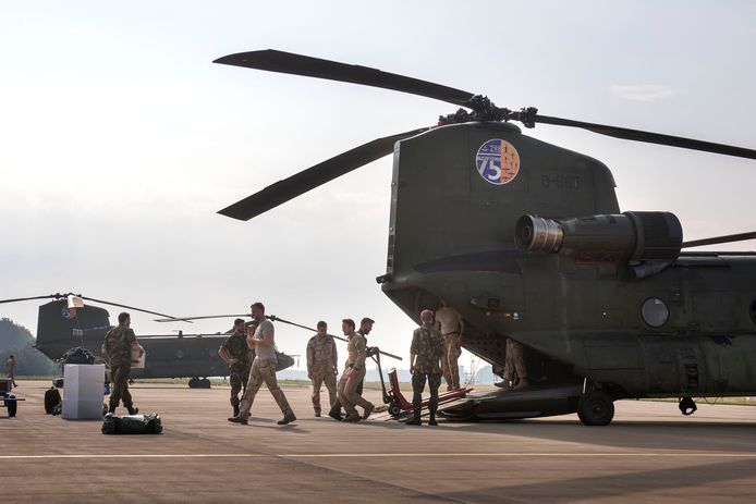 Vanaf vliegbasis Gilze-Rijen vertrekken twee Chinook helikopters naar Albanië om daar natuurbranden te helpen blussen.